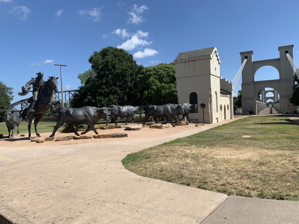 Cattle driving statues in Waco