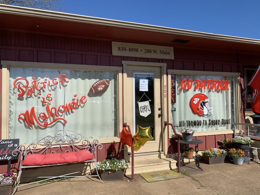 Whitehouse Flowers painted windows with Mahomes, KC Chiefs, #15 in hometown
