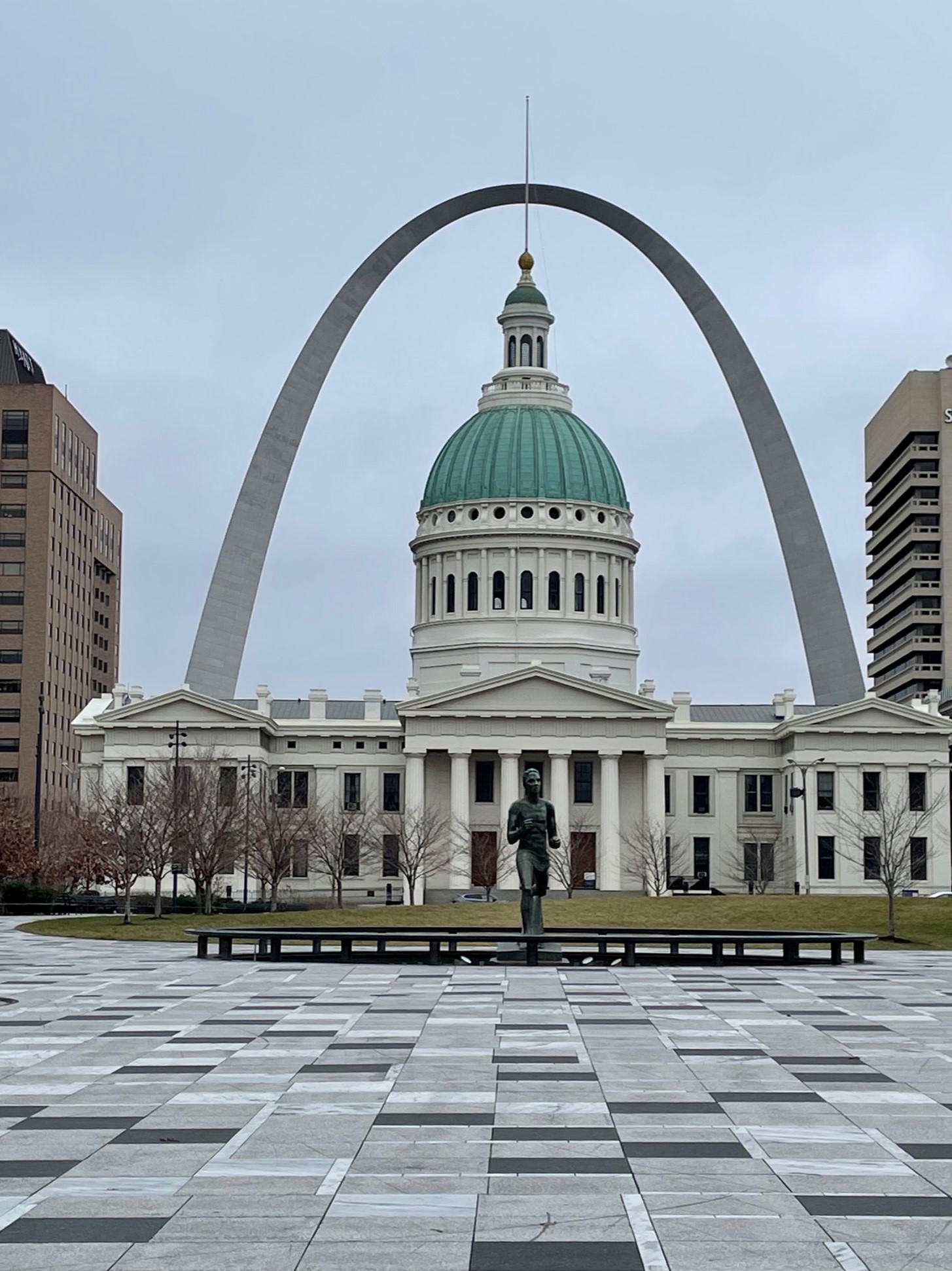 Old Courthouse framed in St Louis Gateway Arch